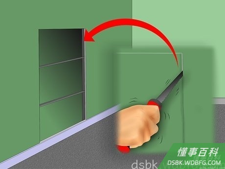 Step 2 使用石膏板刀、线锯或工具刀切掉石膏板损坏的部分。