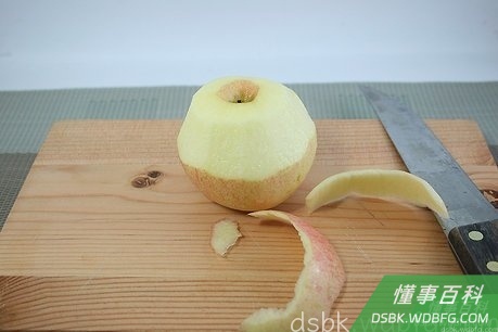 Step 4 给水果去皮。