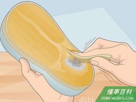 Step 2 用120号砂纸打磨破洞边缘,让它变粗糙,这样才能让胶水在橡胶上粘得牢固。