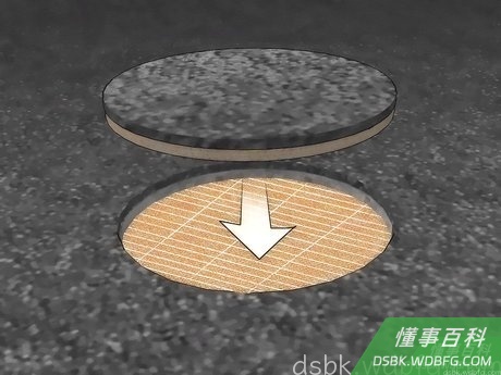 Step 6 把补丁块放到胶盘上，用地毯刷清理地毯掉落的毛，保证补丁块上的毛与地毯上的毛方向一致。...