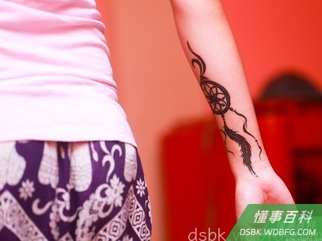 Step 2 尽可能延长海娜膏在皮肤上停留的时间。