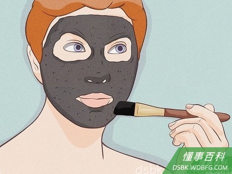 Step 1 在脸上涂抹黑炭面膜。