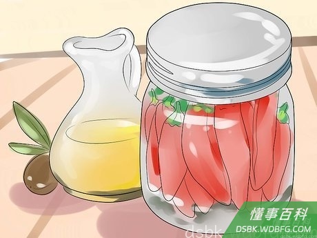 Step 3 把辣椒浸在橄榄油里。