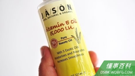 Step 3 用精油护理头发。