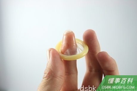 Step 3 请确保避孕套的储精囊朝向外侧。