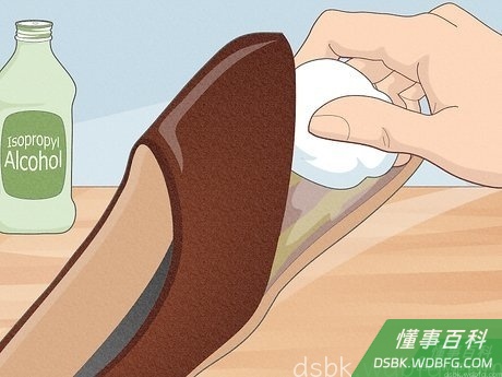 Step 1 用水和酒精清洗鞋子和鞋底。
