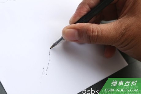 Step 5 取一张纸,握着笔垂直向下用力,同时在纸上划动。