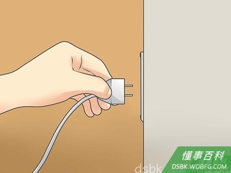 Step 3 将除湿器的插头插入接地漏电保护插座。