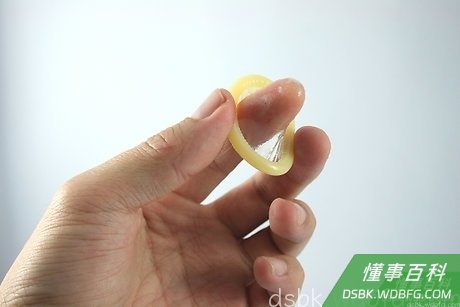 Step 2 判断避孕套的正反可能有点难，特别是在黑暗的环境里更是麻烦。