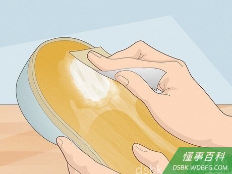 Step 7 用砂纸打磨掉从破洞中溢出的胶水。