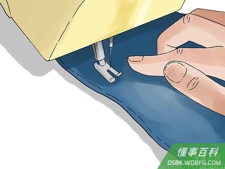 Step 4 把衬里缝进裤脚。