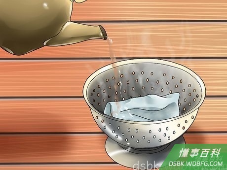 Step 2 用尽量热的热蒸汽蒸好清洁布。