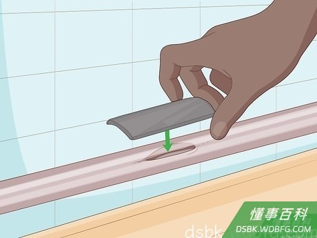 Step 2 把贴在管道上的橡胶垫片对准漏水处。