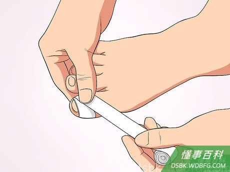 Step 1 用胶带把趾甲固定住，这是一种临时解决方案。