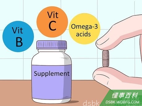 Step 4 服用能够促进皮肤保持水分充足的维生素。