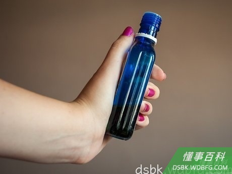 Step 1 得到一些含薄荷醇的唇膏或鼻通膏,这是带有果冻质感的无知,经常在药店出售,是感冒的人常用来帮助打开鼻窦和鼻孔。...