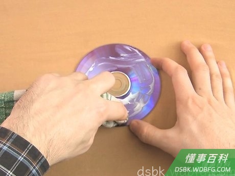 Step 3 以径向轻轻擦拭光盘上的划痕或磨损（从中心开始向边上擦，就像车轮辐条的方向）。