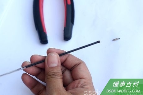 Step 9 要是笔尖一端能看见气泡的话,可以拔掉金属笔头,然后用回形针或金属针让墨水从另一端流下来。...