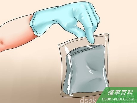 Step 4 把热的布放在塑料三明治袋里,确保密封好。