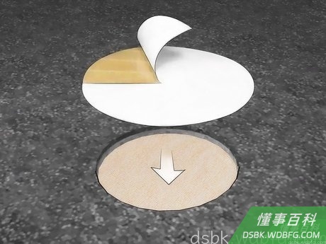 Step 5 将胶合剂放到地毯的下面，补丁要在胶的中央。