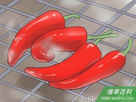 Step 2 把辣椒铺排在铁架上。