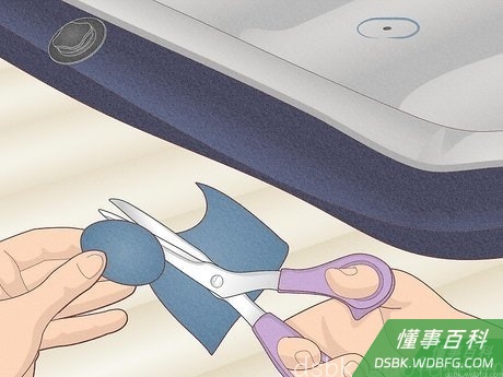 Step 5 剪下一块面积大约为漏气孔面积1.5倍的补丁。