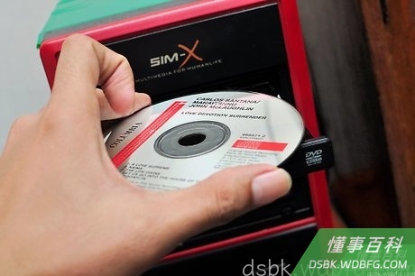 Step 1 从播放机或DVD盒中拿出光盘。