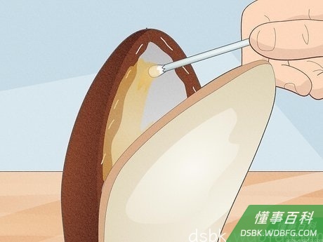 Step 2 在鞋子和鞋底之间涂抹胶水。