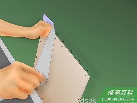 Step 7 在补丁周围贴上有背胶的玻璃纤维石膏板胶带。