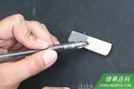Step 3 在橡皮或其他橡胶表面写字。
