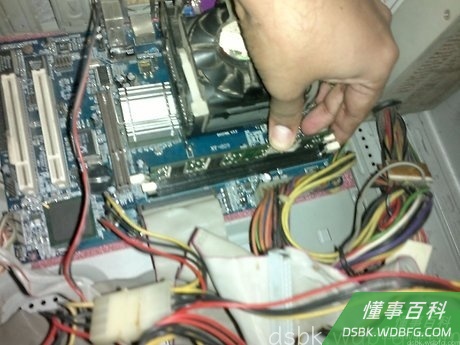 Step 2 检查电脑的内部硬件。