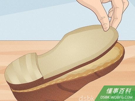 Step 5 把新鞋底紧紧地压在鞋子上。