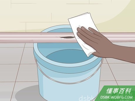 Step 3 把管道漏水的地方擦干。