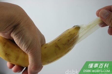 Step 11 在射精后立刻拔出阴茎并移除避孕套。