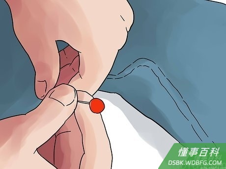 Step 3 用大头针固定裤子。