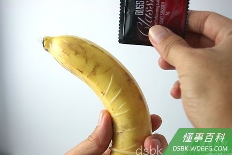Step 8 如果必要的话，避孕套上涂一点润滑剂。