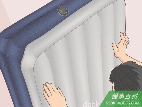 Step 4 为了找到漏气的部位,把床垫立起来放在一个安静、宽敞的房间里。