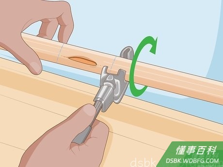 Step 3 用切管器切下漏水的那段管道。
