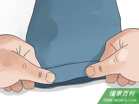 Step 7 将缝好的部位向后折叠。