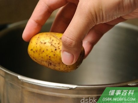 Step 1 把待烹饪的食物放入高压锅内。