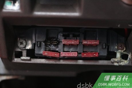 Step 1 如果喇叭完全不出声，检查汽车的电容箱。