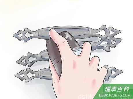 Step 3 用过氧化氢喷洒金属物品。