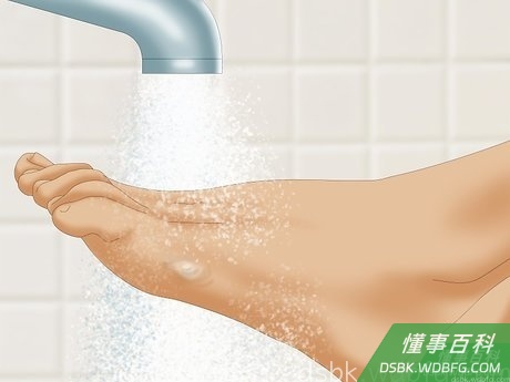 Step 1 清洁并擦干鸡眼周围皮肤。