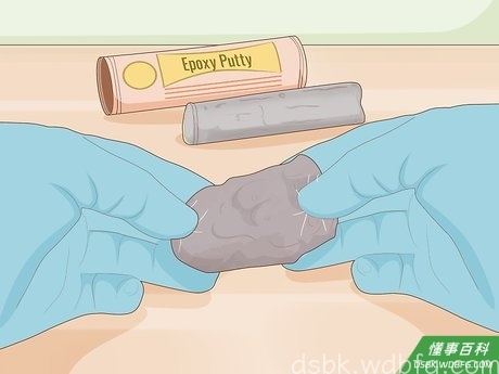 Step 2 用手搓揉修补管道专用的环氧补土，让它混合均匀。