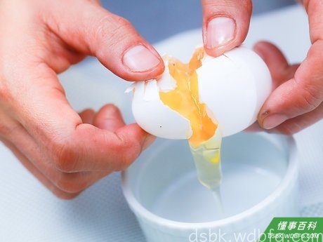 Step 5 敷蛋清发膜。