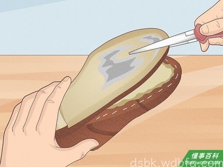 Step 1 用钳子把旧鞋底拽下来。