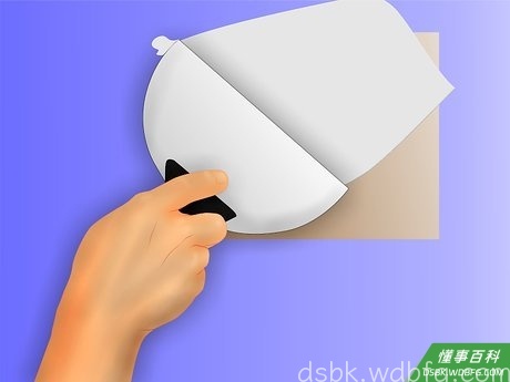Step 7 用石膏板复合粘剂遮盖补丁，用石膏板宽刃刀抹平。