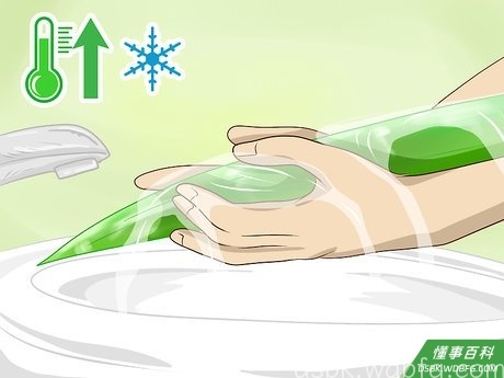 Step 1 用凉水冲洗芦荟叶子。