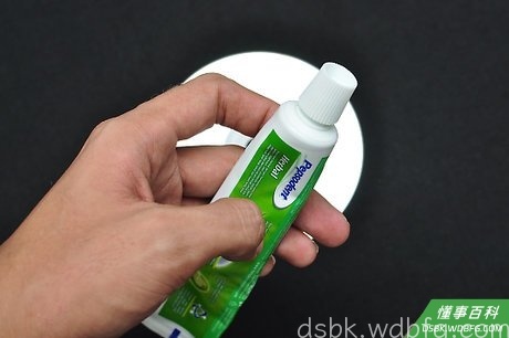 Step 1 试着打磨光盘的表面，把它打磨得光滑些。