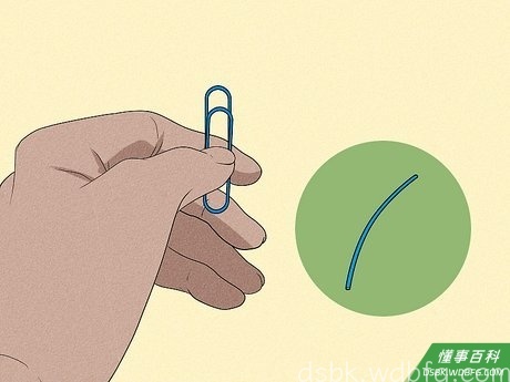 Step 4 把回形针拉直，用作调节工具。